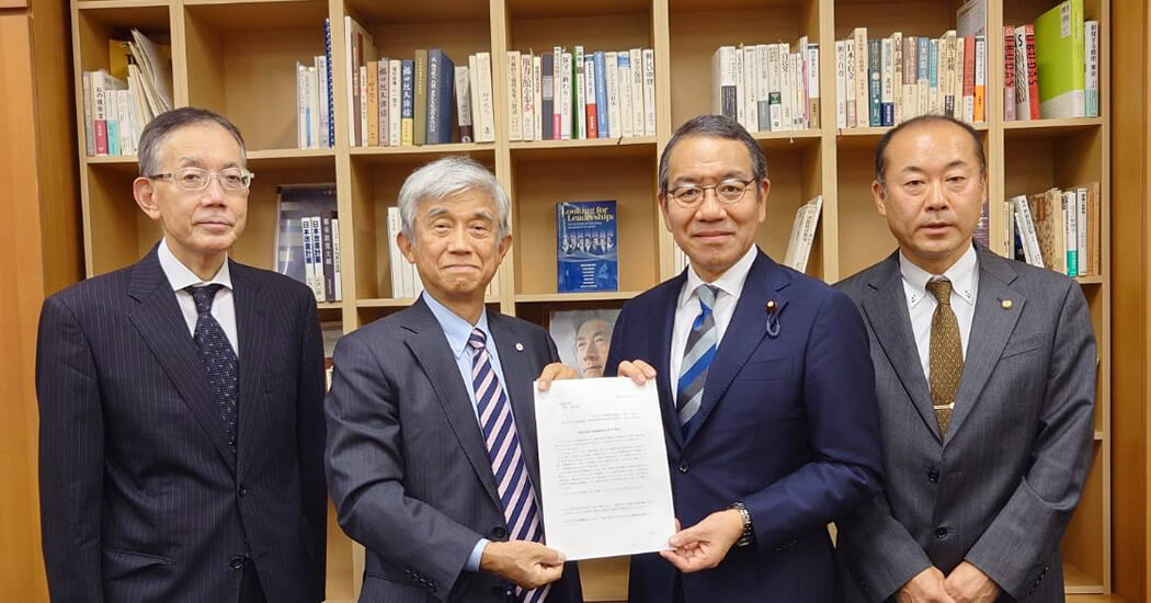 東京高齢福祉推進協議会顧問の田中雅英と会長の星野芳博にて、東京都と埼玉県の衆参両院の先生方に全国介護報酬改定についての要望書と東京都の介護施設への別途要望書を提出02