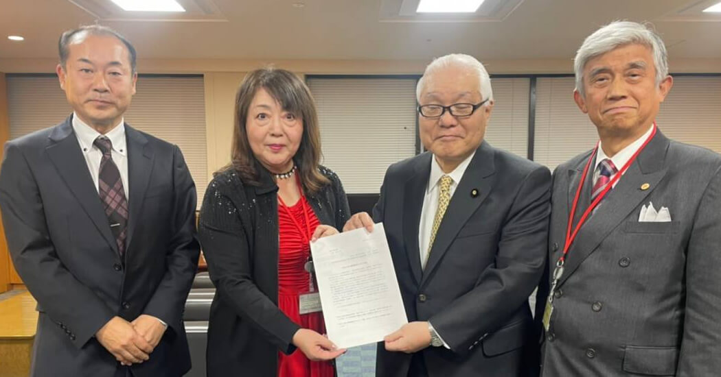 全国老人福祉施設協議会の大山会長、東京都高齢者福祉施設協議会の田中会長、東京高齢福祉推進協議会の星野会長の3名にて、介護報酬改定に伴う要望書を武見厚生労働大臣へ提出01