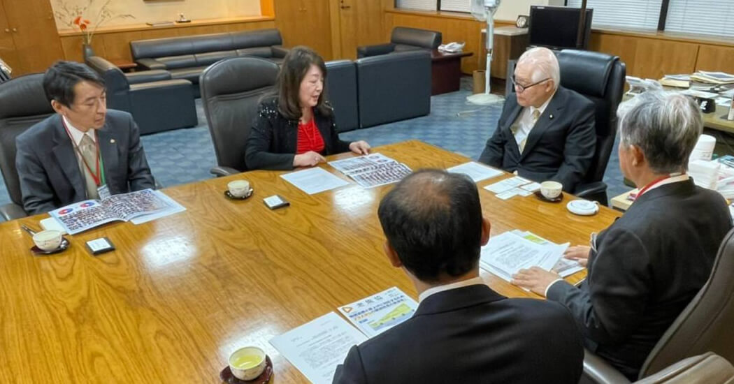 全国老人福祉施設協議会の大山会長、東京都高齢者福祉施設協議会の田中会長、東京高齢福祉推進協議会の星野会長の3名にて、介護報酬改定に伴う要望書を武見厚生労働大臣へ提出02