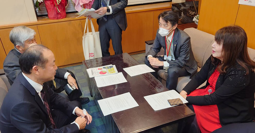 全国老人福祉施設協議会の大山会長、東京都高齢者福祉施設協議会の田中会長、東京高齢福祉推進協議会の星野会長の3名にて、介護報酬改定に伴う要望書を武見厚生労働大臣へ提出03