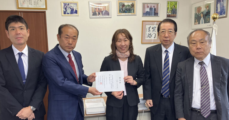東京都議会議員青梅市選挙区候補者の中村まなみ氏に推薦状を授与